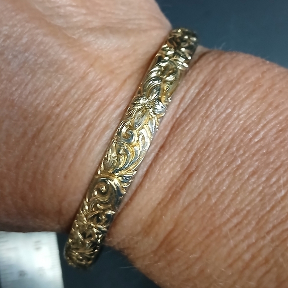 Goldtone floral flower bangle bracelet 2.5 i.d. - Picture 1 of 5